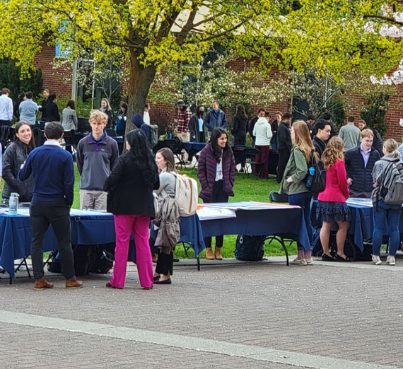 Джош Шульц с куском дерева